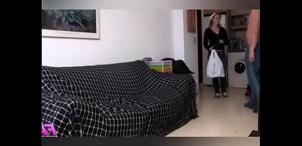 Española folla mientras limpia